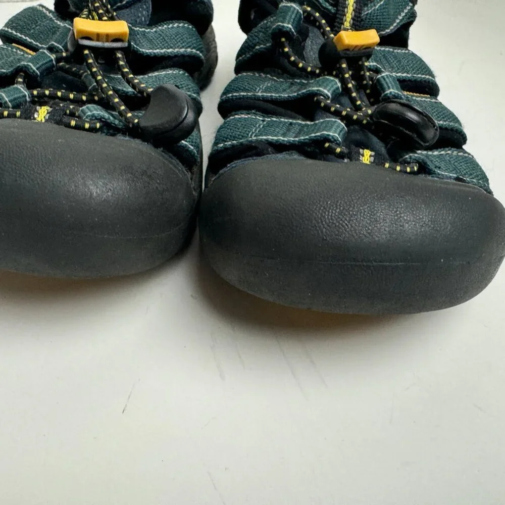Keen Sandals Hiking Waterproof  Size 6 ( Big)